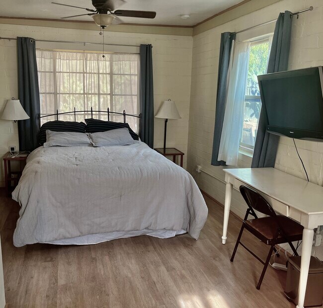 Building Photo - 4201 E Oxford Dr