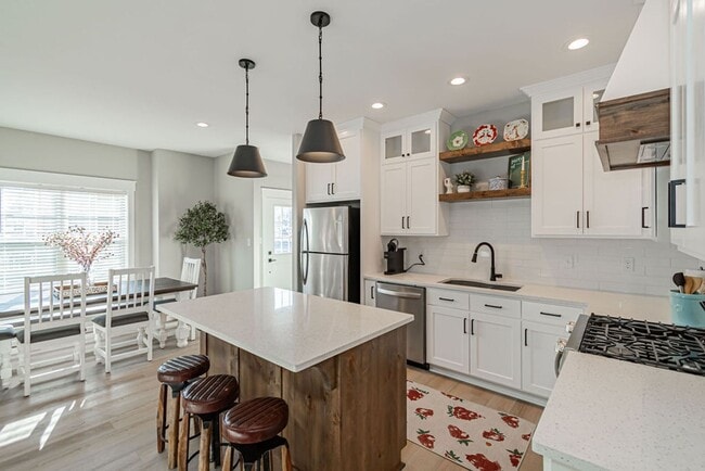 Foto del edificio - Fully Furnished Townhome – Utilities & WiF...