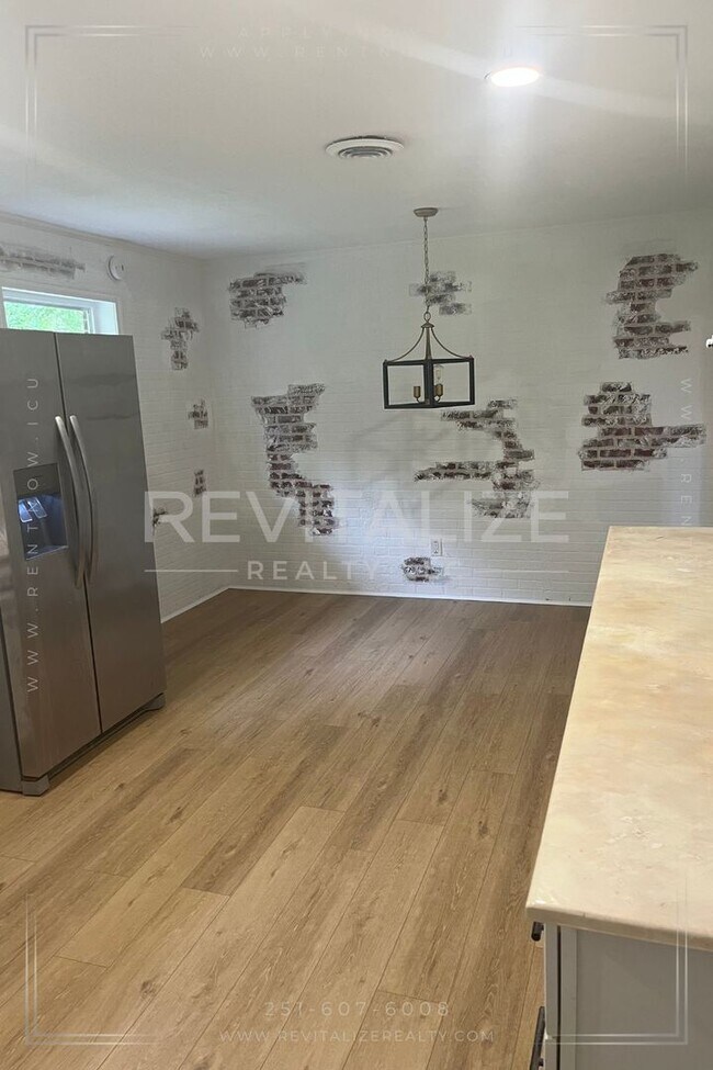 Foto del edificio - Beautiful 3 bedroom 1 bathroom on Dauphin ...