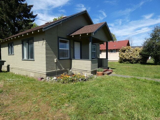 Building Photo - 610 S Cedar St