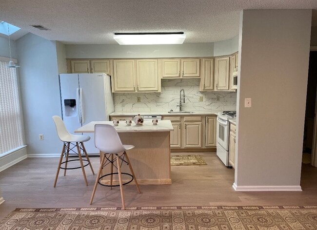 Building Photo - 9 De Leone Cir