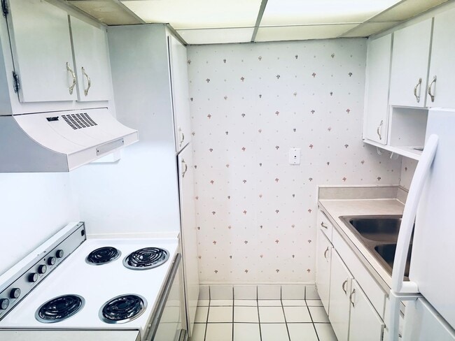 Building Photo - Charming 1br/1ba condo in Tradewinds compl...