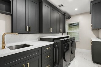 Building Photo - 4002 Dixie Farm Rd