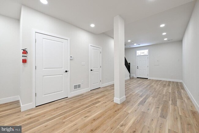 Building Photo - 151 N York St