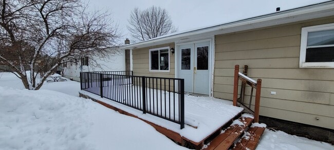 Building Photo - Spacious 4 Bedroom home