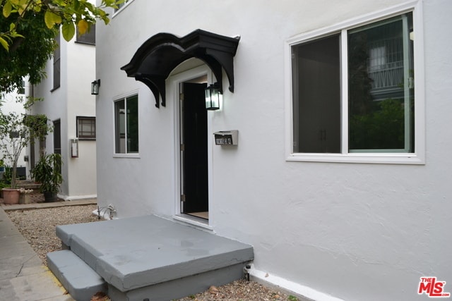 Building Photo - 1416 N Serrano Ave