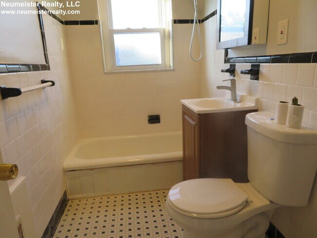 Building Photo - 31 Beechcroft St