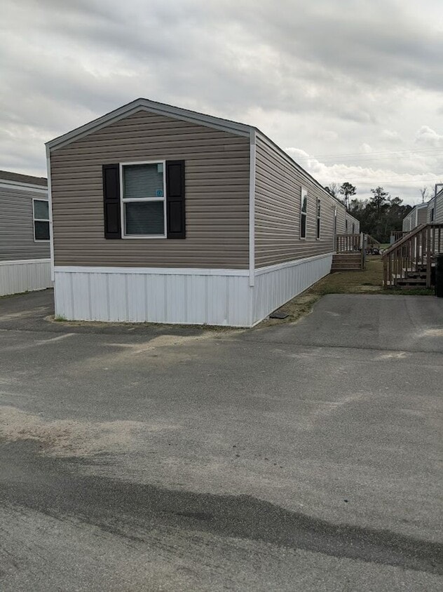 Primary Photo - Newer mobile home with 3 bedrooms & 2 full...