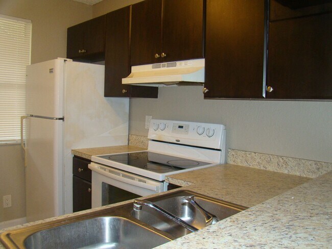 Foto del edificio - Slashed Rates SPECIALS up to 3 MONTHS FOR FREE ON SELECT UNITS Price Reduced