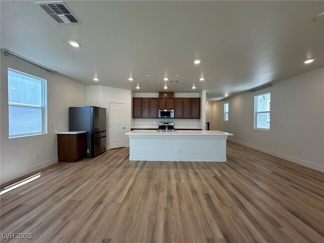 Foto del edificio - 6988 Sylmar Ave