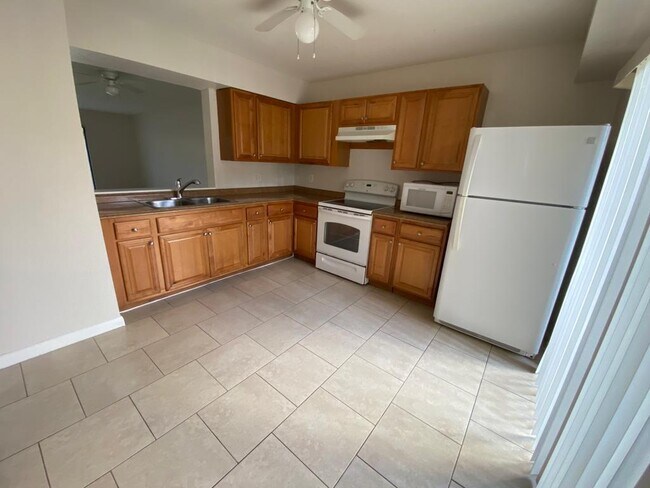 Building Photo - 303 Lakeview Dr E