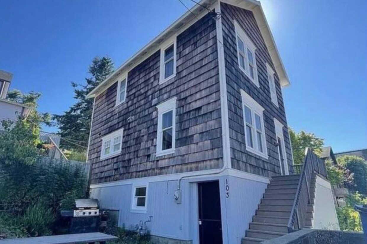 103 Washington St Unit 1, Astoria, OR 97103 Room for Rent in Astoria