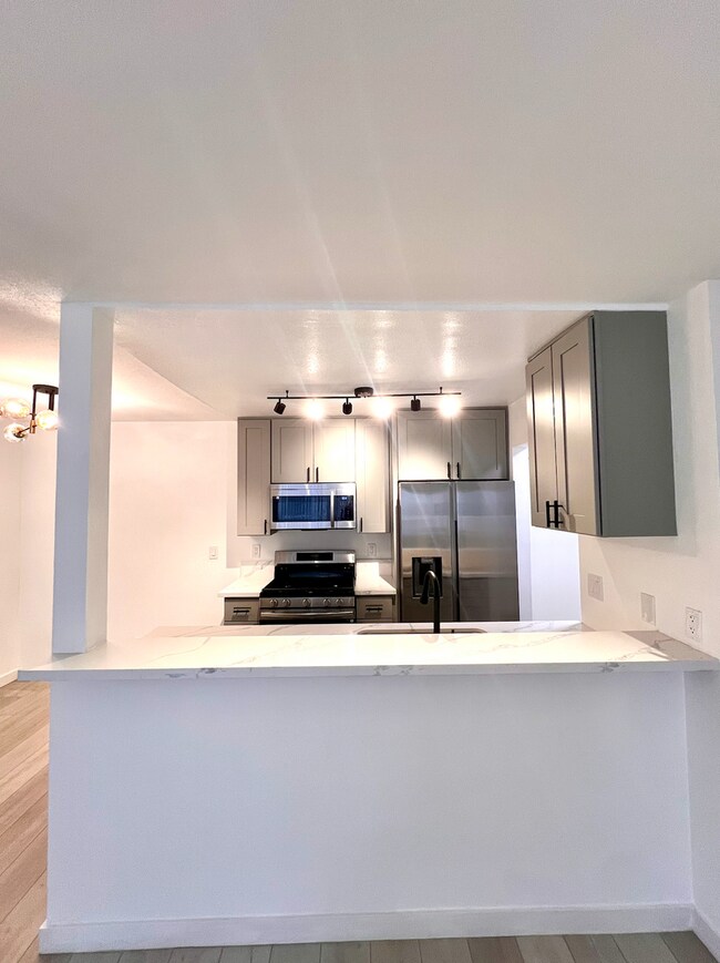 Building Photo - Modern 1-Bedroom Apartment in Gated Van Nuys Community – Fully Remodeled!