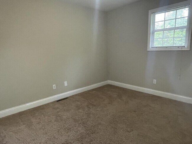 Building Photo - 916 Villa Dr