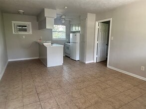 Building Photo - 8232 Glenview Dr