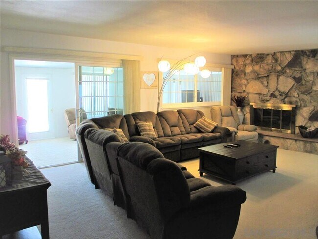 Building Photo - Entertainers delight, 4 bed 2 bath located...