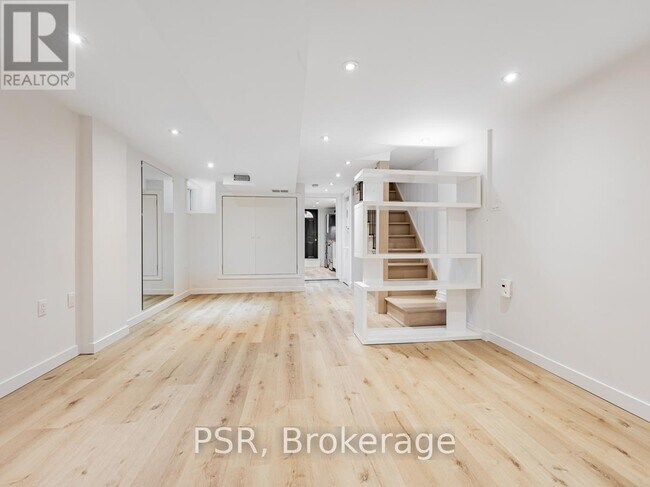 Photo du bâtiment - 371 McRoberts Ave