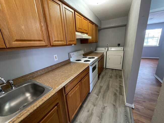 Foto del edificio - SUBLEASE AVAILABLE FOR IMMEDIATE MOVE IN - 2 Bedroom 2 Bathroom Condo