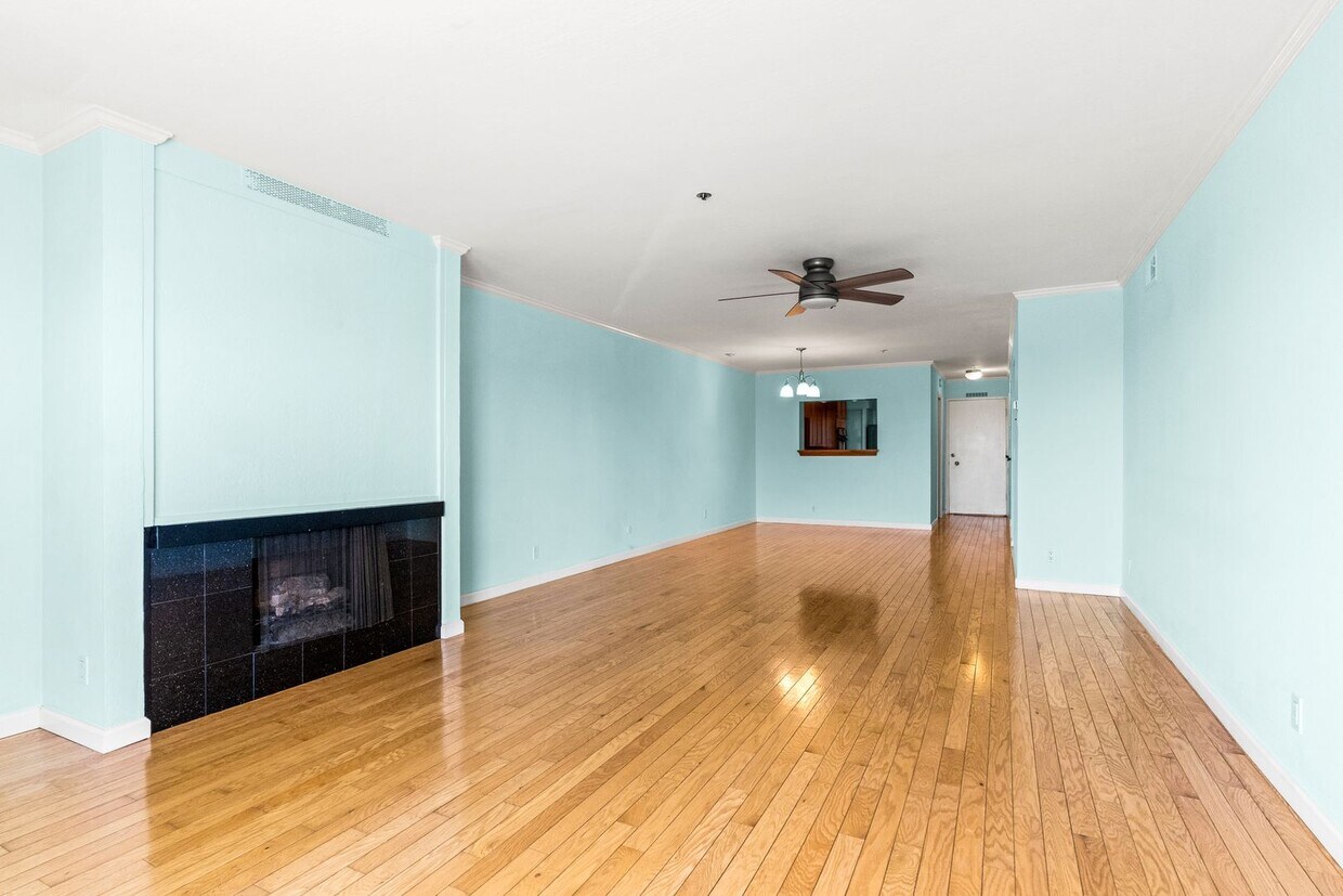 Foto principal - Beautiful 2 Bedroom Corner Unit on the Bea...