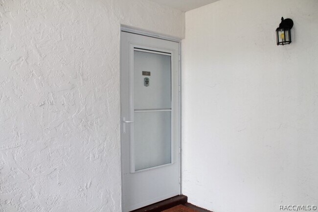 Foto del edificio - 2400 Forest Dr