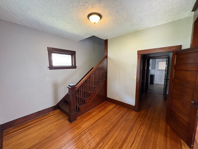 Foto del edificio - Charming 3-Bed Home with Spacious Layout &...
