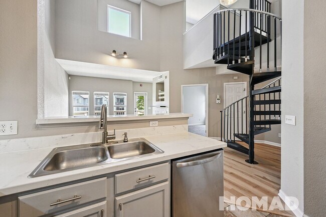 Foto del edificio - Spacious 3-Bed, 2-Bath Townhome with Garag...