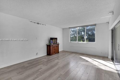 Foto del edificio - 4200 Hillcrest Dr
