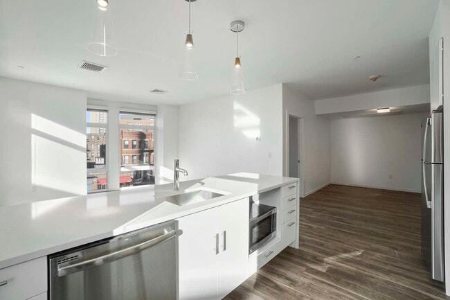 Building Photo - 839 Beacon