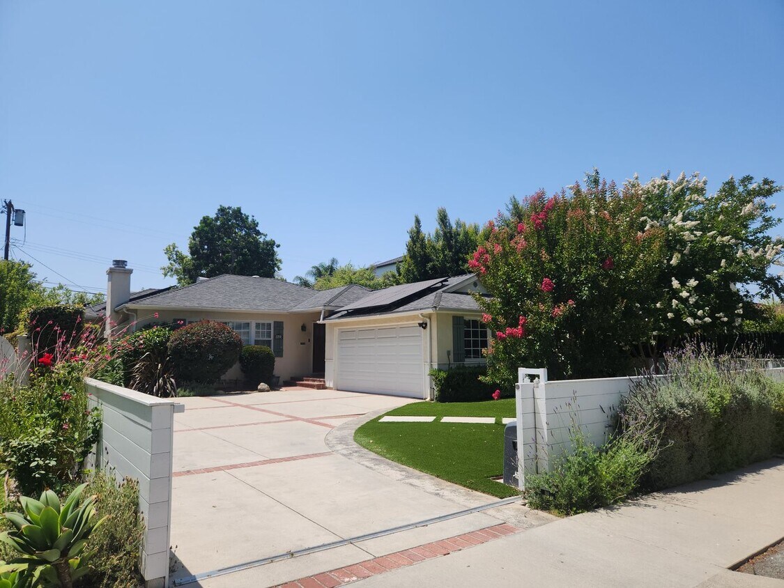 Primary Photo - 3bed/2bath 2,033sqft+GARAGE, SOLAR PANELS ...