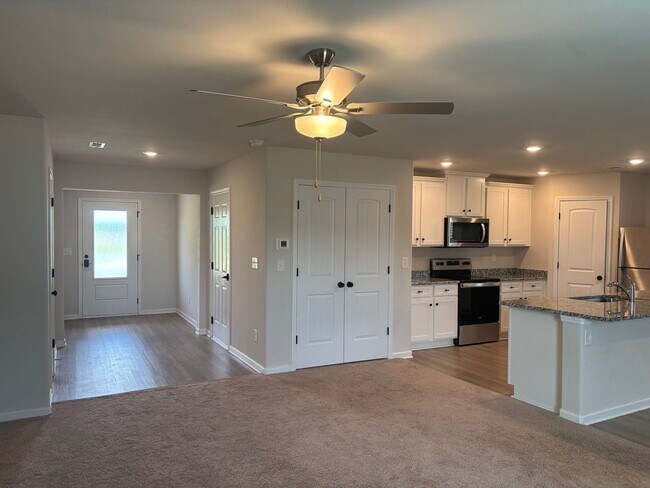 Building Photo - Beautiful 4 Bedroom 2.5 Bath House with Fenced Yard Available!   Pet Friendly!