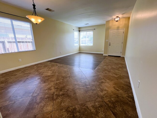 Building Photo - Gorgeous Split Wing Home