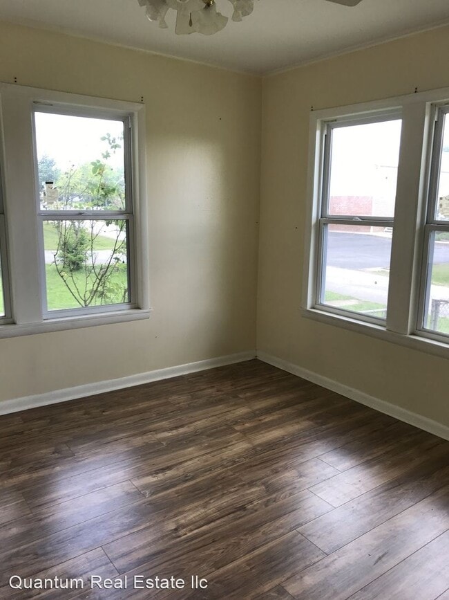 Building Photo - 3 br, 1.5 bath House - 403 W. Henry