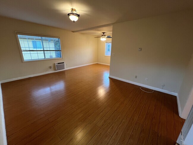 Foto del edificio - 1319 E California Ave