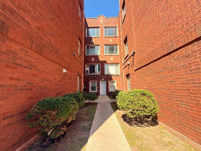 Building Photo - 1610 E 82nd St