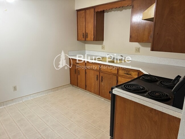 Building Photo - 1680 Calkins Ave