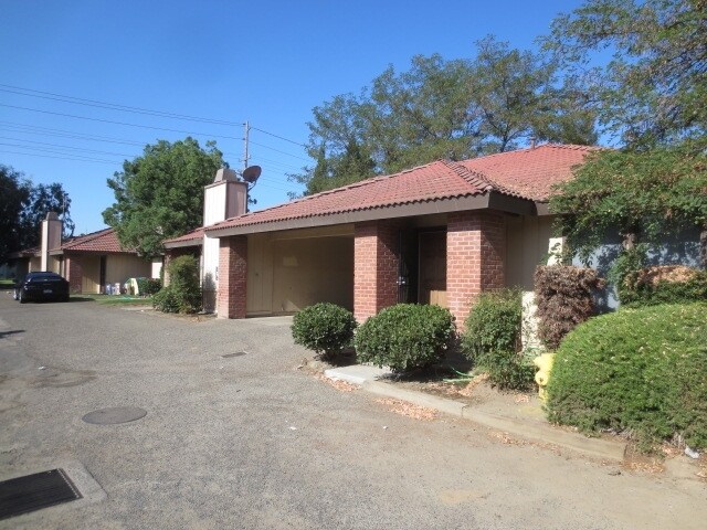 Foto principal - 3551-3557 S County Center Dr