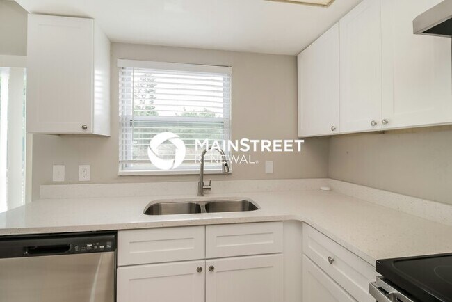 Building Photo - 3 Bedroom Pet-Friendly Home in COCOA, FL w...