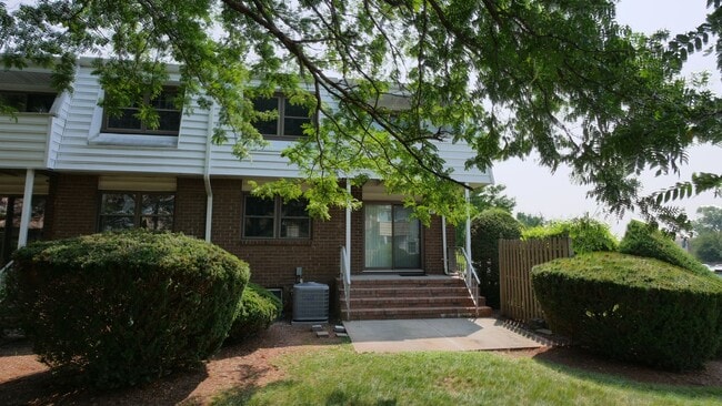 Foto del edificio - End Unit Townhouse with Full Basement 2BR ...
