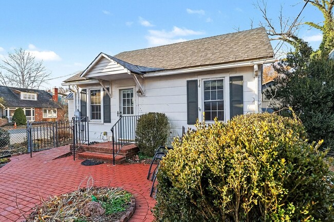 Building Photo - Cozy Cottage in Downtown Fredericksburg