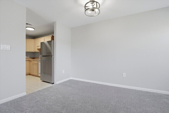 Foto del edificio - 2BR/2BA Condo in Chesterview | Open Layout, Deck & Community Pool