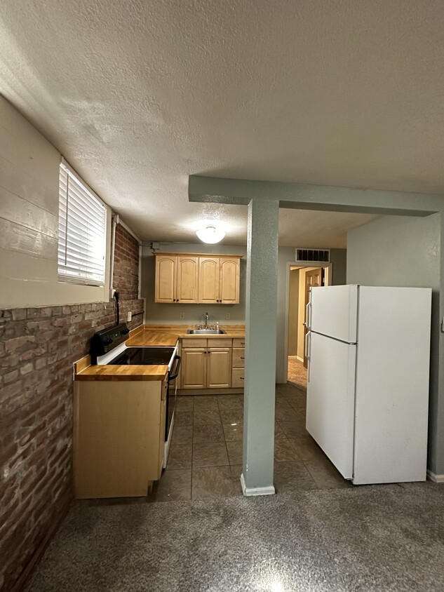 Foto principal - Basement 1 Bedroom in Uptown!