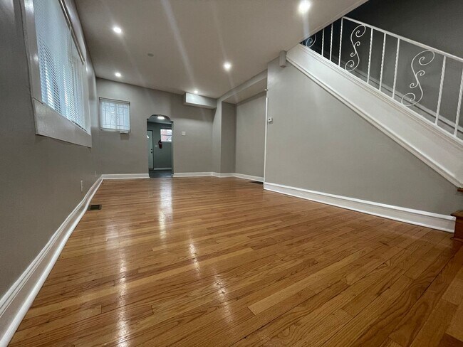 Building Photo - Beautiful 2 Bedroom End Row Home in Libert...