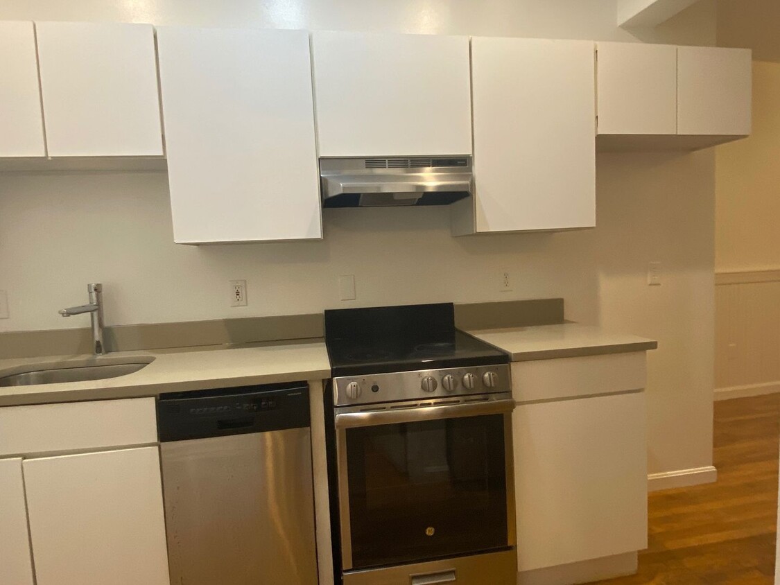 Foto principal - Large updated, sunny 3 bed in the heart of...