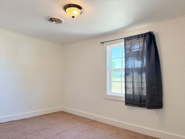 Foto del edificio - **COMING SOON**Quiet Living with Convenient Access In Ellendale!
