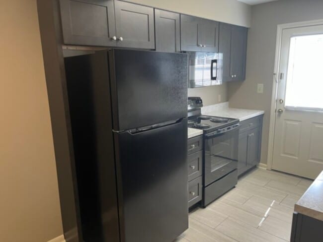 Building Photo - Lakeview Apartments: 3 BR 2BA