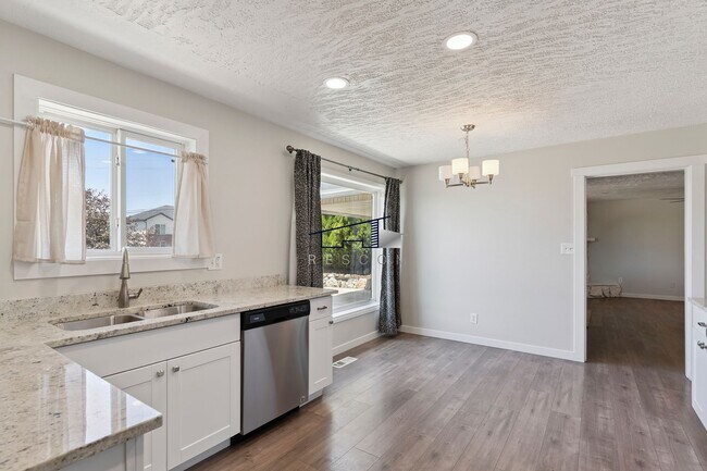 Foto del edificio - Updated North Ogden 4 Bedroom 2 Bathroom H...