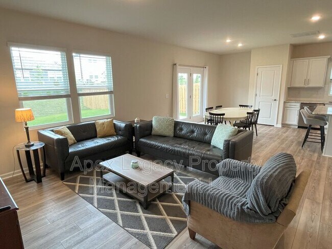 Foto del edificio - 1501 Rhodes Pond St