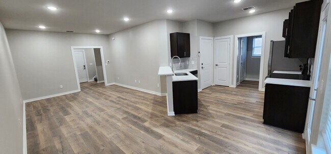 Cocina/Sala de estar/Lavadero - 10589 Brothers Ln