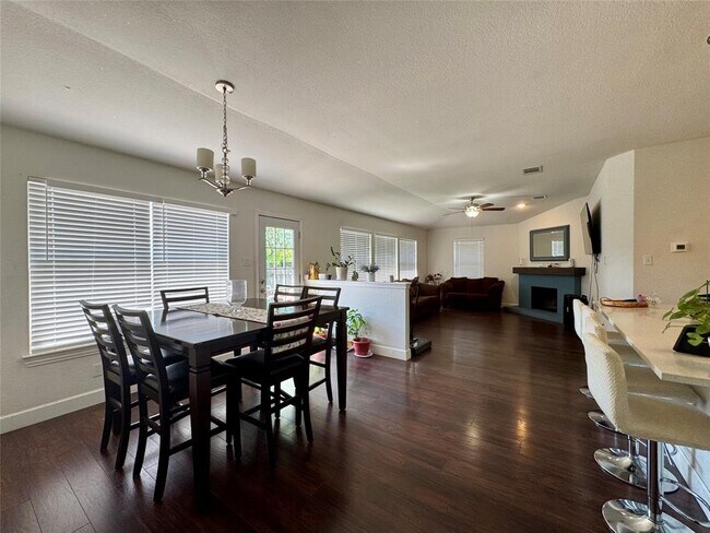 Building Photo - 1208 Leah Ln