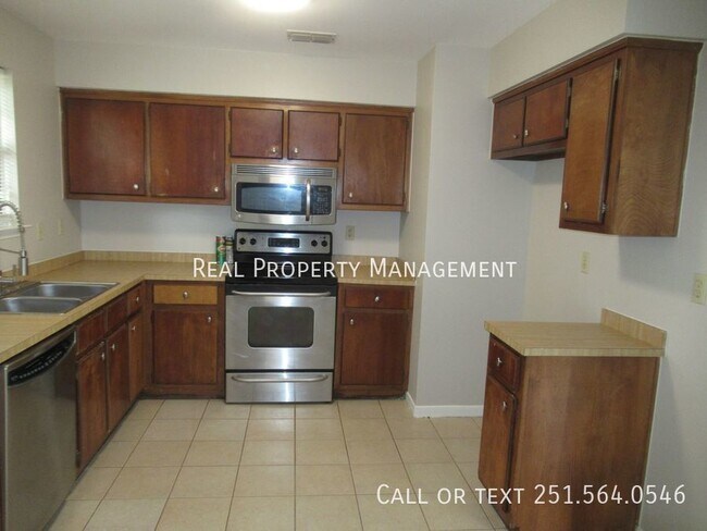 Building Photo - 3 Bedroom 2 Bath Home in West Mobile